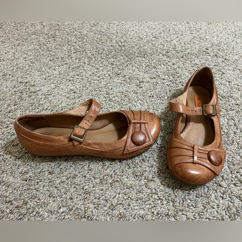 Miz Mooz Dulce Brown Leather Button Detail Mary Jane Flat Rubber Sole Padded 7.5